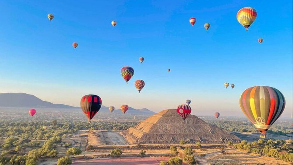 Amanecer en Teotihuacán: Vuelo en Globo Aerostático